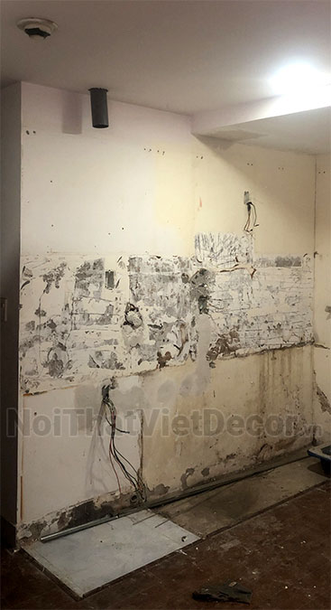Tủ bếp hiện đại chữ L, khung nhựa Picomat, cánh MDF chống ẩm phủ melamine hoặc acrylic An Cường, mặt đá tự nhiên kim sa đen, ốp tường kính cường lực 8mm sơn màu - Thi công
