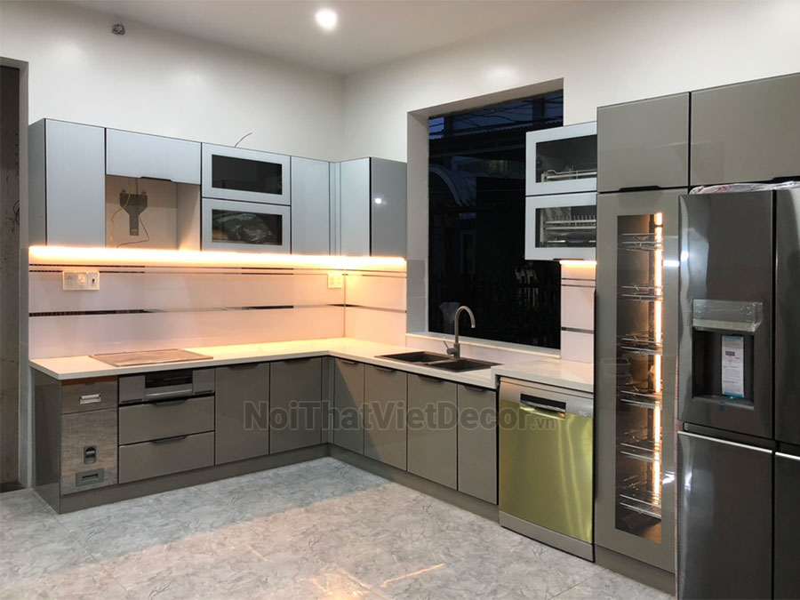 Noithatvietdecor Tủ bếp hiện đại chữ L, khung inox 304 sơn tĩnh điện, cánh kính viền nhôm, mặt đá nhân tạo cao cấp vicostone BQ8221