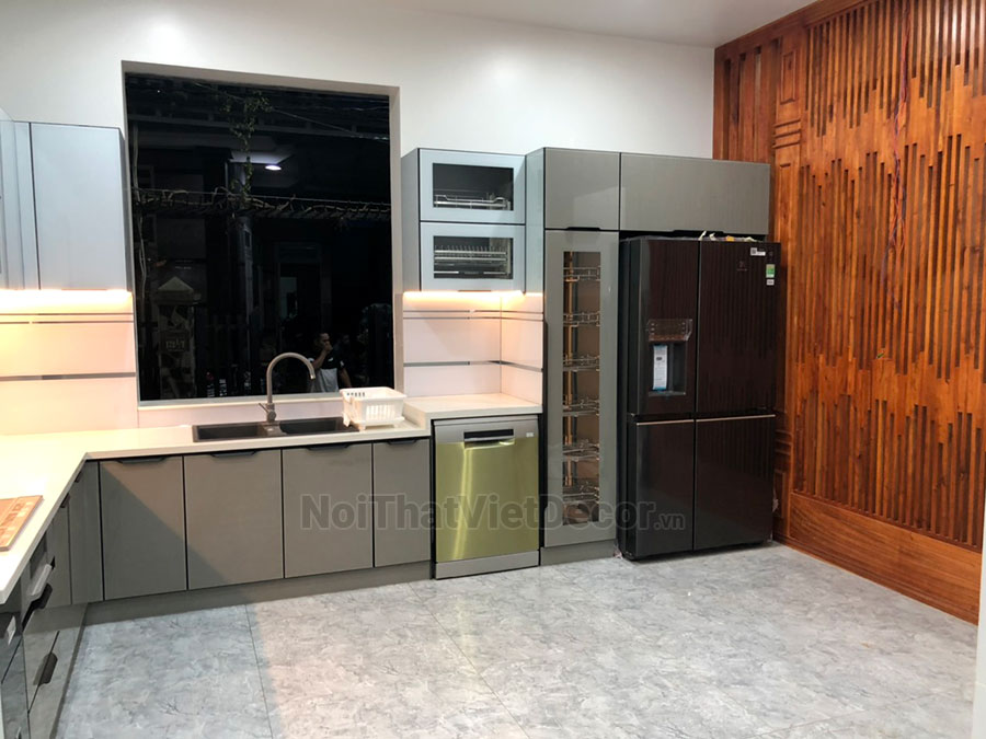 Noithatvietdecor Tủ bếp hiện đại chữ L, khung inox 304 sơn tĩnh điện, cánh kính viền nhôm, mặt đá nhân tạo cao cấp vicostone BQ8221