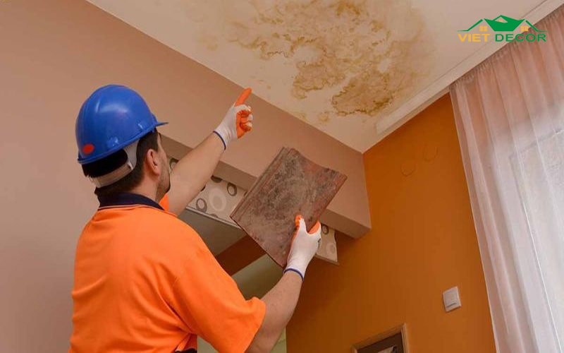 Vết nứt kết hợp thấm dột