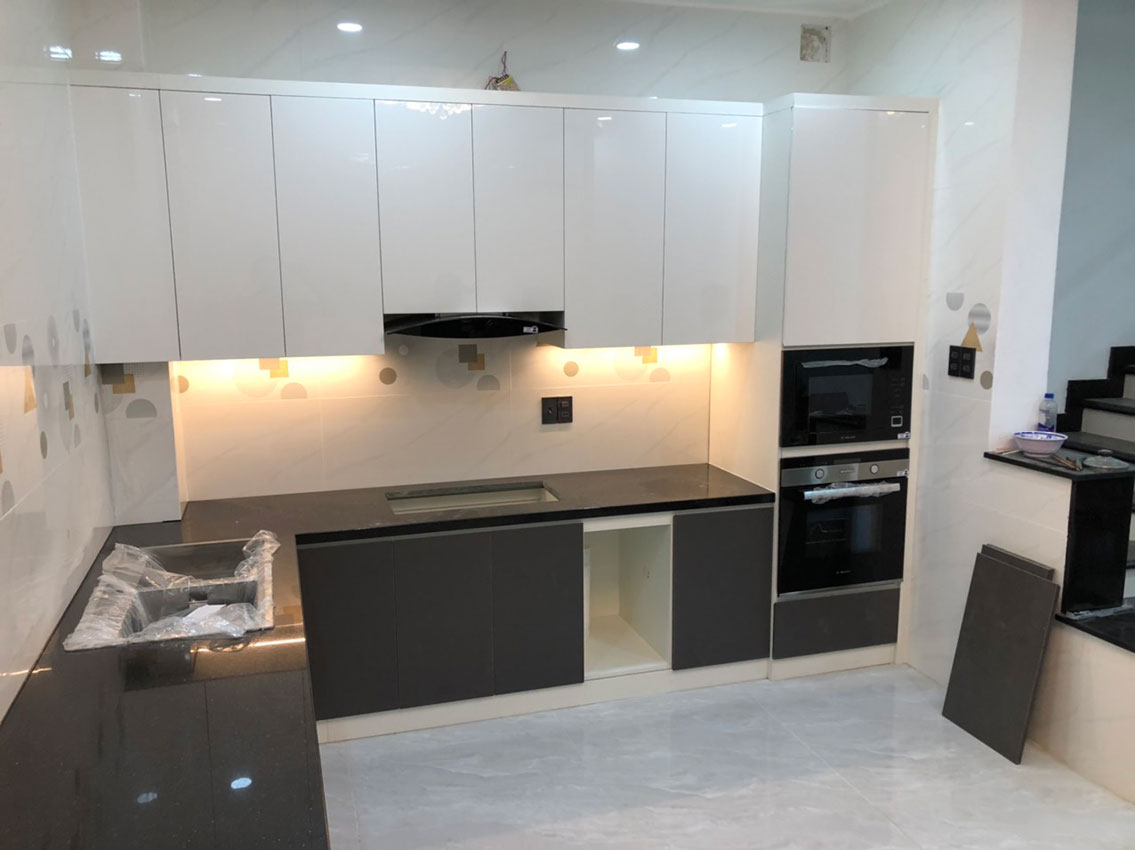 Tủ bếp hiện đại chữ L, gỗ công nghiệp MDF lõi xanh chống ẩm phủ acrylic An Cường