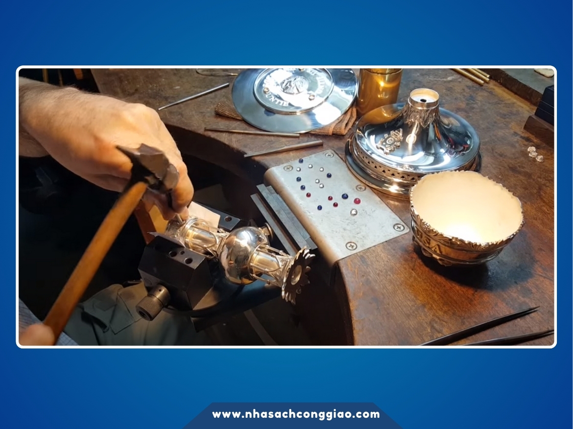 Những viên đá này cũng đại diện cho màu sắc nổi bật trong hình ảnh “Đức Mẹ tháo nút thắt,” một hình ảnh mà Đức Thánh Cha Phanxicô có lòng sùng kính đặc biệt từ những ngày còn ở Đức.