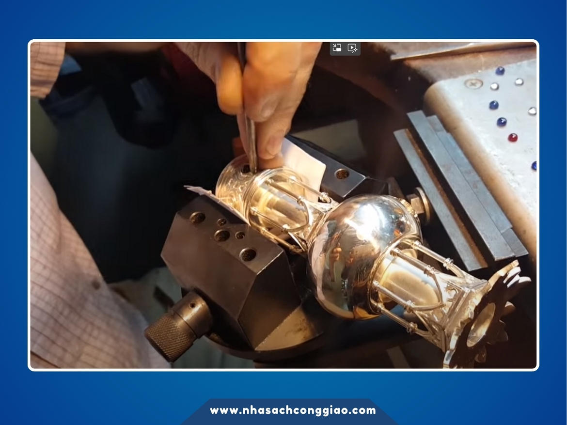 Gia huy của Đức Thánh Cha được khắc trên chén đối diện với bông hồng của Thánh Têrêsa thành Liseux, người mà Đức Thánh Cha có lòng kính yêu đặc biệt.