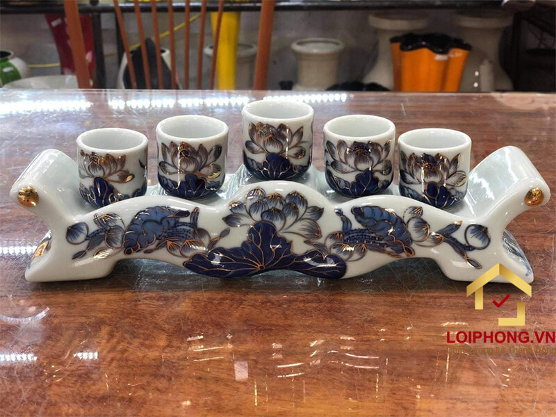 Bộ kỷ chén đặt trên bàn thờ