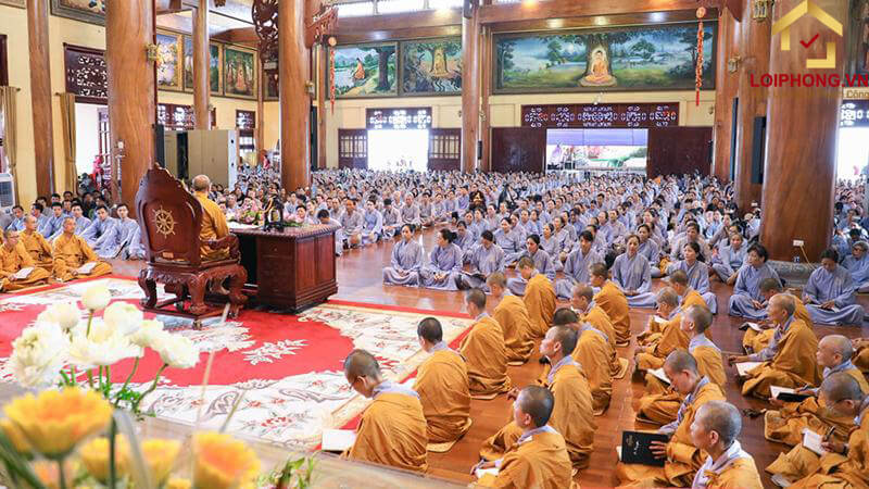 Về chùa nghe giảng pháp