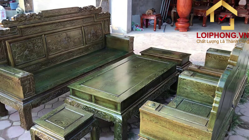 Bàn ghế làm từ gỗ Mun với màu đen tuyền, thớ gỗ mịn thường được đặt trong phòng khách