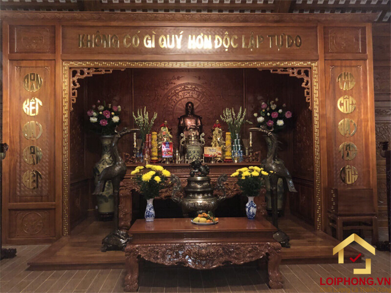 Bàn thờ Bác Hồ thường thấy tại các cơ quan, khu di tích, nhà tưởng niệm