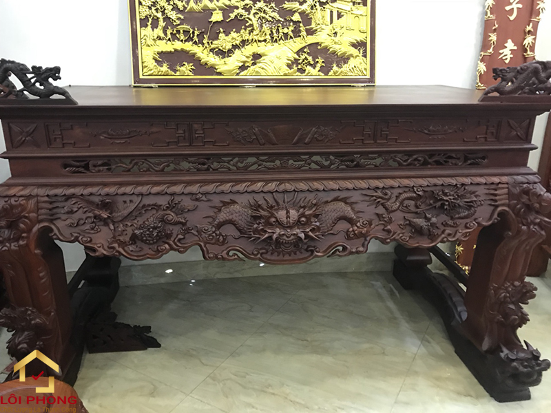 Hình 4: Bàn thờ gỗ gụ tại bàn thờ Lôi Phong