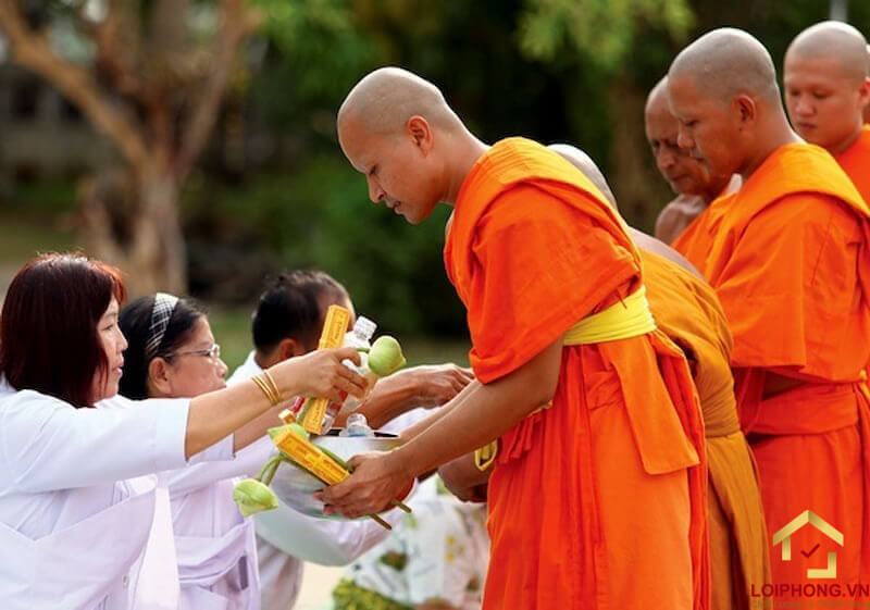 Làm việc thiện để tích đức cho bản thân và người đã mất