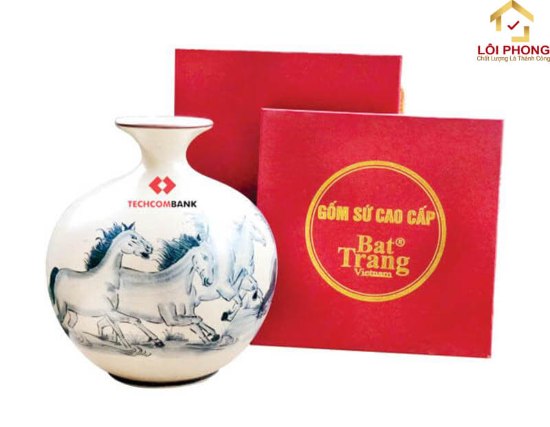 Sử dụng bình hoa gốm làm quà tặng