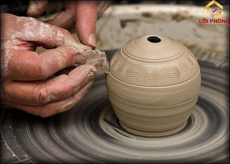 Tạo hoa văn cho bình trà gốm