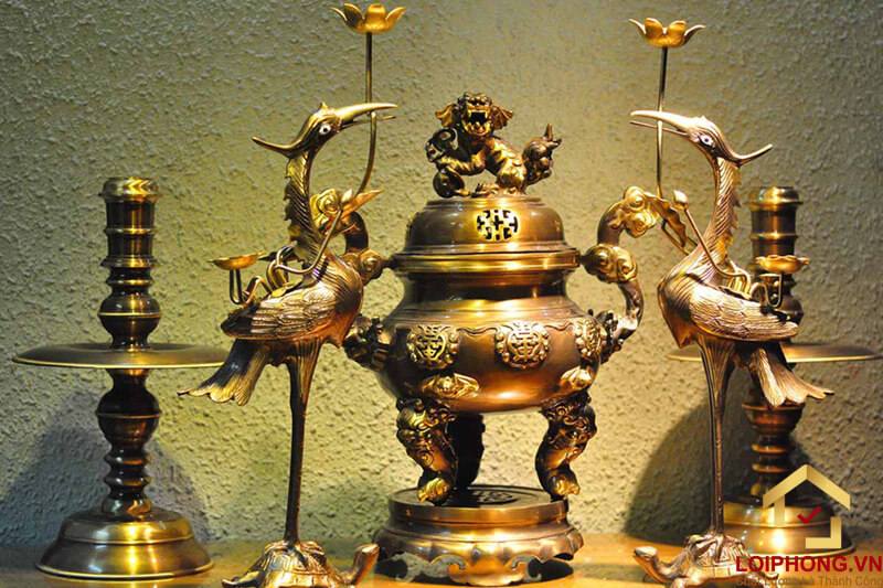 Đỉnh đồng cùng đôi hạc, chân đèn tạo thành bộ đồ thờ tam sự, ngũ sự