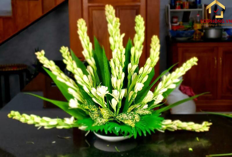 Cắm hoa bàn thờ Phật theo kiểu xòe mái vòm