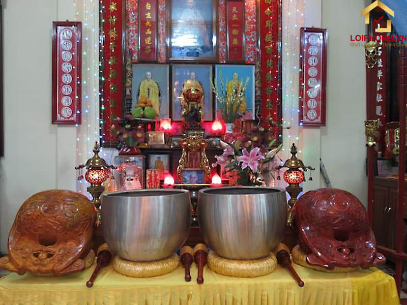 Trước khi đánh chuông gõ mõ tụng kinh người chủ lễ cần phải đốt hương đèn