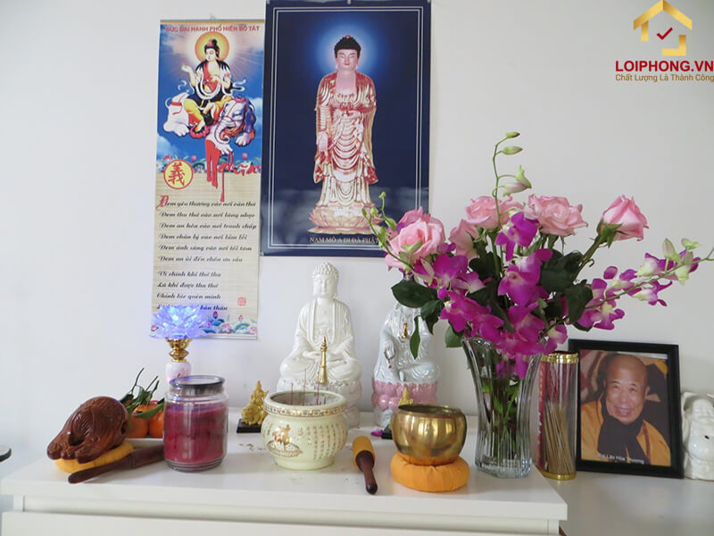 Khi nghi thức tụng niệm bắt đầu bạn đánh ba tiếng chuông liền nhau