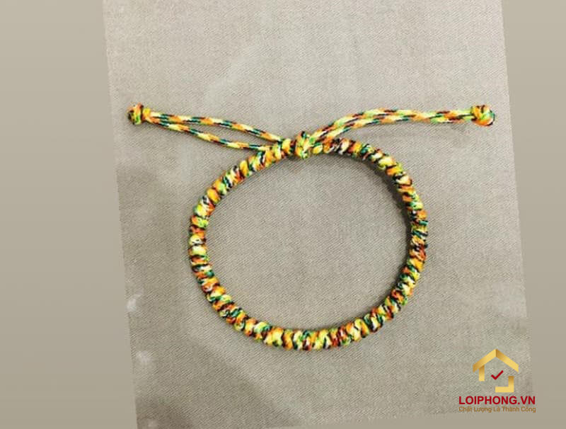 Tụng Chú Dược Sư bằng chỉ ngũ sắc thắt 12 gút để cầu qua bệnh tật hiểm nghèo