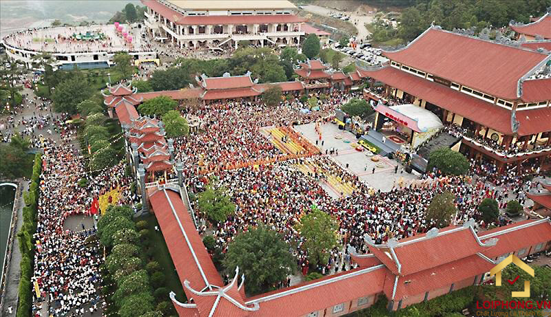 Chùa Ba Vàng thu hút rất đông du khách