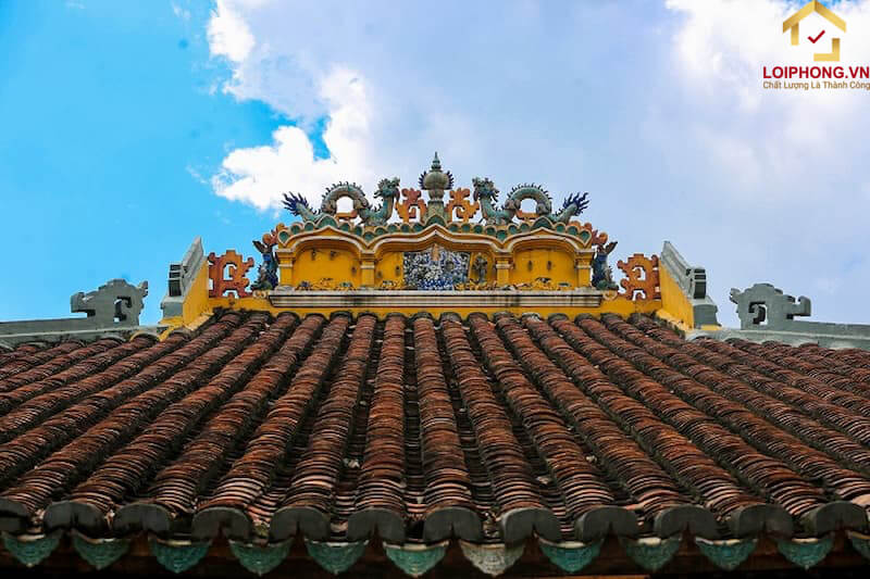 Chùa được thiết kế phần mái có hình bánh ít độc đáo và ấn tượng