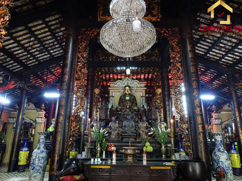 Phần chính điện với hơn 56 cột to chắc chắn, hoạ tiết đặc sắc