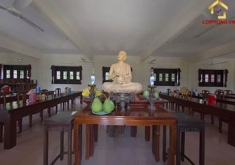 Trai Đường có diện tích rộng rãi, thoáng đãng và luôn được dọn dẹp sạch sẽ