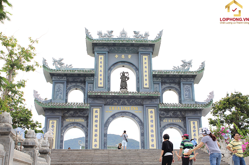 Đường đi tới chùa Linh Ứng Bãi Bụt Sơn Trà