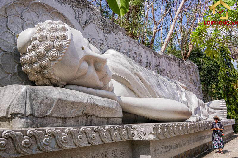 Tượng Phật Tổ nhập Niết Bàn ở bậc tam cấp thứ 44