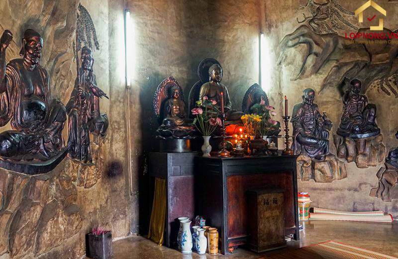 Bên trong điêu khắc nhiều tượng Phật