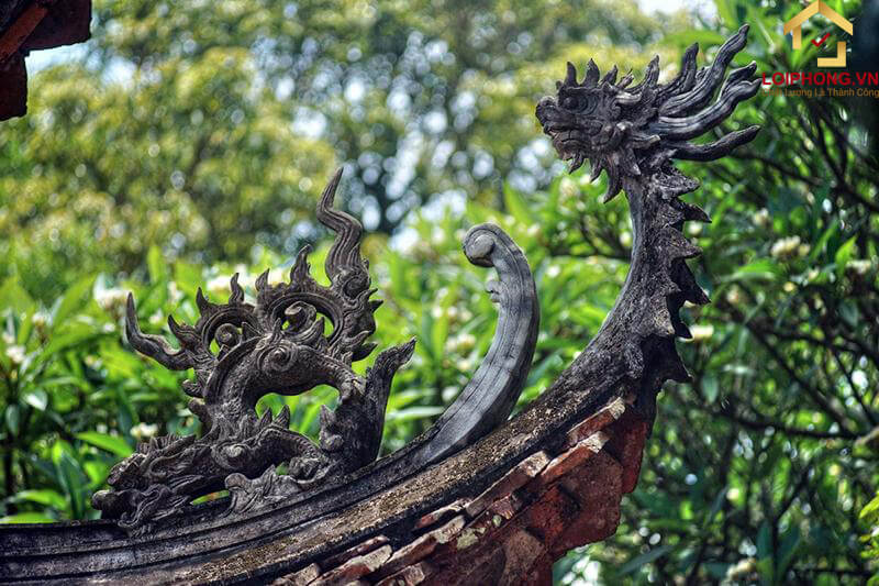 Phần mái gắn nhiều linh vật bằng đất nung