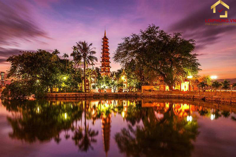 Chùa Trấn Quốc lung linh vào buổi tối