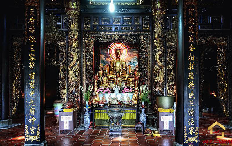 Không gian bên trong chính điện