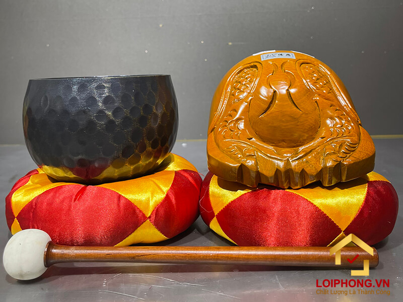 Đánh chuông và mõ cùng lúc theo nhịp khi tụng kinh