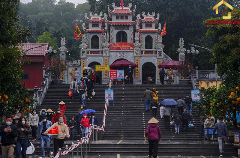 Đền bà Chúa Kho luôn tấp nập du khách tới dâng lễ