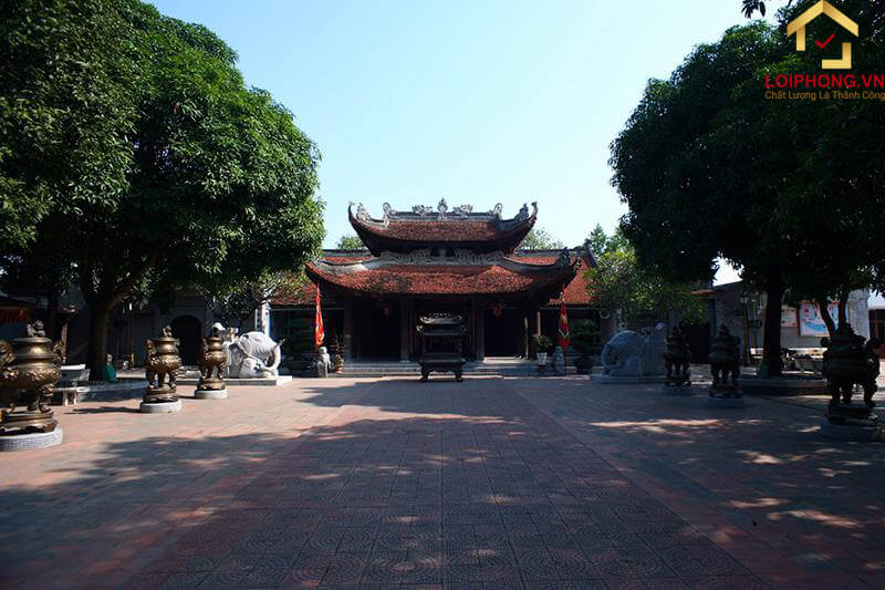 Chính điện đền Đô thờ vua Lý Thái Tổ có hai chú voi nằm phủ phục hai bên