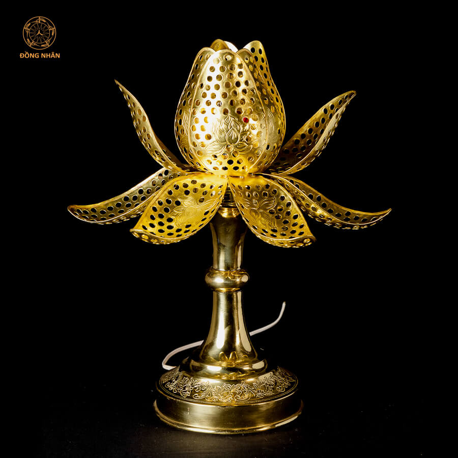 Hình ảnh đèn thờ hoa sen được làm từ chất liệu đồng cổ