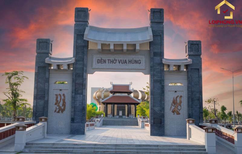 Cổng nghi môn được ốp đá, hai bên có họa tiết khắc trên trống đồng