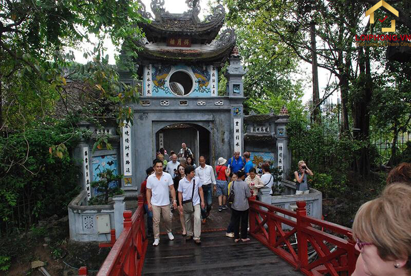 Tuân theo mọi quy định của đền Ngọc Sơn