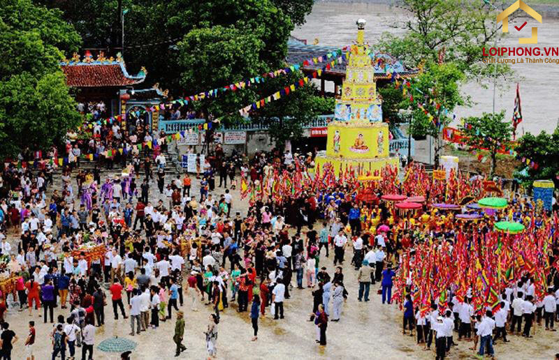 Rất nhiều người đi lễ đền ông Hoàng Bảy