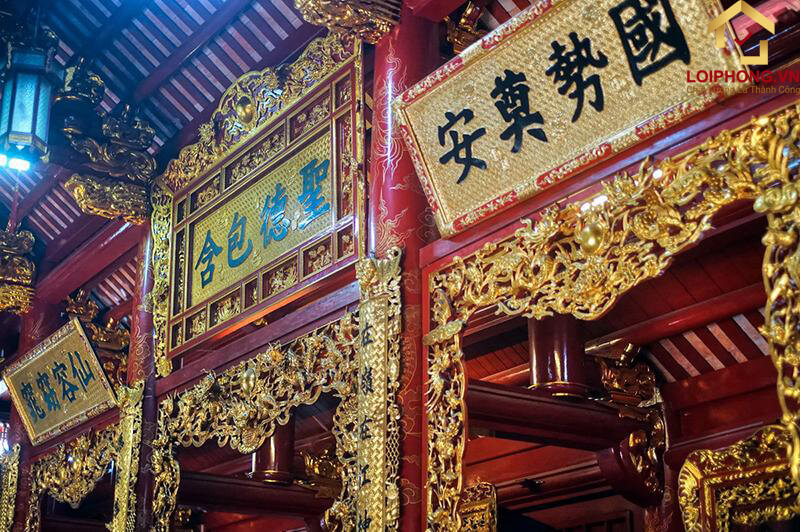 Từng họa tiết được chạm khắc công phu