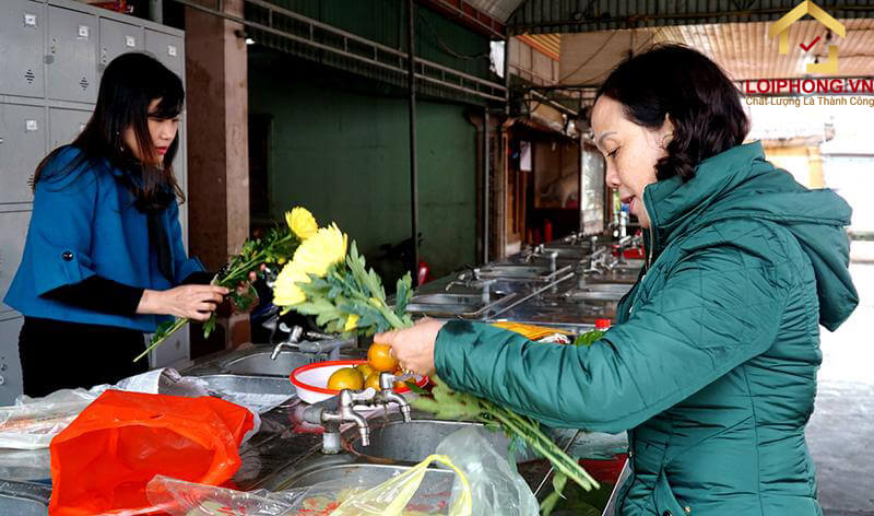 Không gian phía sau đền là nơi để du khách sắp xếp, chuẩn bị mâm lễ