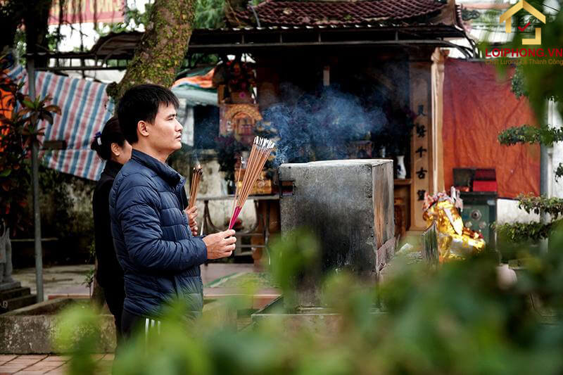 Lựa chọn trang phục lịch sự, phù hợp khi tới đền ông Hoàng Mười dâng hương