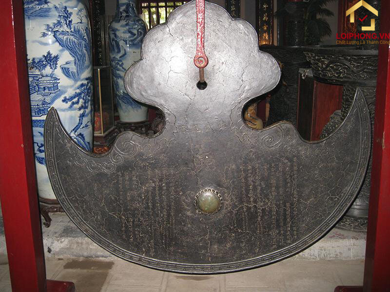 Chiếc khánh bằng đồng được đúc vào thời chúa Trịnh còn lưu lại ở đền Quán Thánh