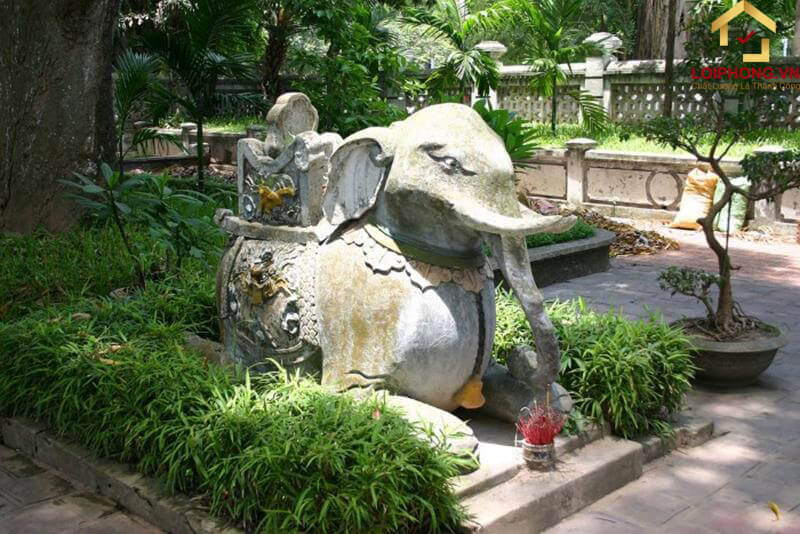 Đền Quán Thánh có 2 pho tượng voi phục tại sân chầu.