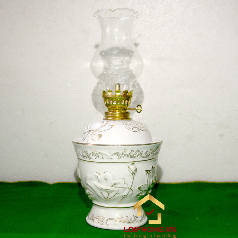 Đèn thờ được làm từ chất liệu gốm sứ Bát Tràng