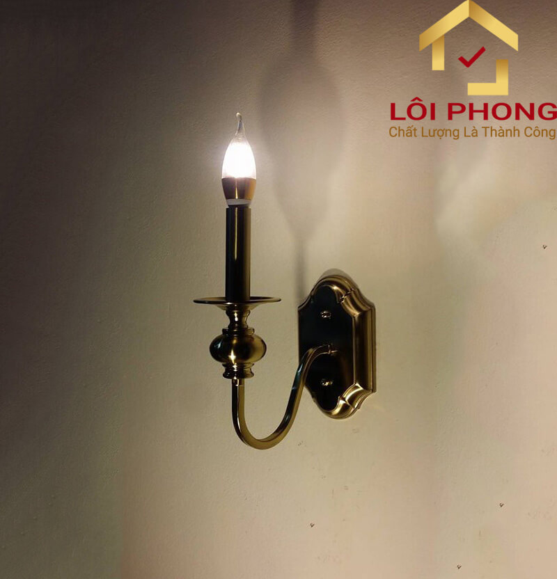Đèn tường bằng đồng nghệ thuật nến mang đến tổng thể thật cân xứng