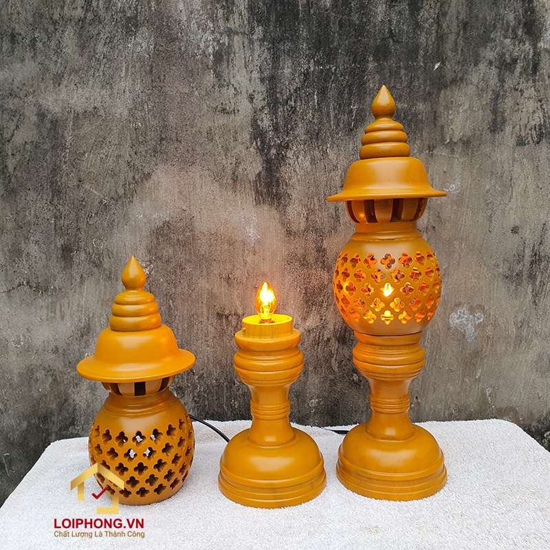 Đèn thờ quả dứa gỗ xà cứ có giá từ 400.000 - 750.000 VNĐ tùy theo kích thước chiều cao