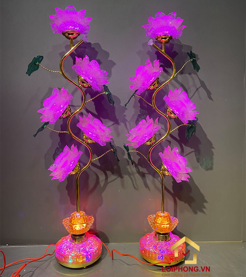 Đèn được thiết kế đế đế trụ vững trãi, thân sen uốn lượn, 5 cánh hoa tỏa ra 5 hướng