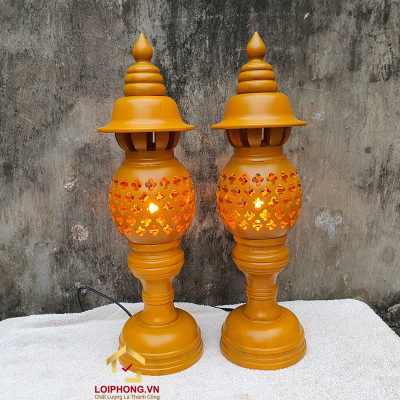 Đèn thờ quả dứa bằng gỗ màu vàng mít cao 48 cm