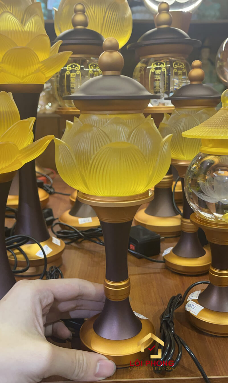 Sử dụng khăn mềm, sạch để lau nhẹ nhàng lên trên bề mặt đèn thờ nếu như bị bám bụi bẩn