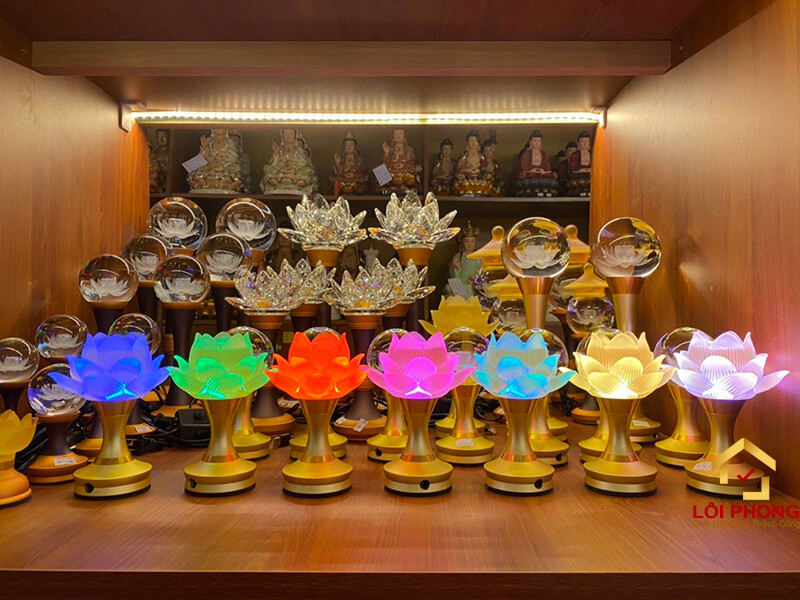 Khi đặt đèn bàn thờ nên sử dụng số chẵn và sắp xếp đều ở 2 bên để tạo nên sự đối xứng, hài hoà