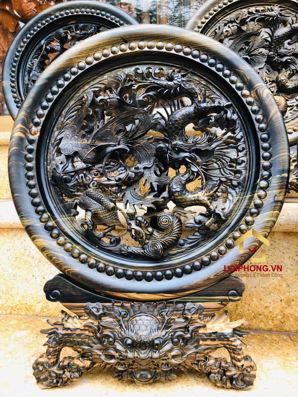Gỗ mun với màu sắc đen tuyền tạo sự quý phái, sang trọng trong trang trí